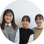 実践女子大学　渋谷キャンパス　駒谷真美教授ゼミ生（2022年度） 小野さん、川畑さん、佐藤さん